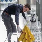 Alle objecten staan 1.5 meter afstand van elkaar, zodat je er veilig naar kunt kijken - Keramiek in quarantaine - foto Ben Nienhuis