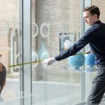 Alle objecten staan op 1.5 meter afstand van elkaar - Keramiek in quarantaine - foto Ben Nienhuis