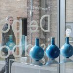 Directeur Timo de Rijk bekijkt de objecten - Keramiek in quarantaine - foto Ben Nienhuis