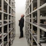 Directeur Timo de Rijk maakt een selectie uit het depot van Design Museum Den Bosch - Keramiek in quarantaine - foto Ben Nienhuis