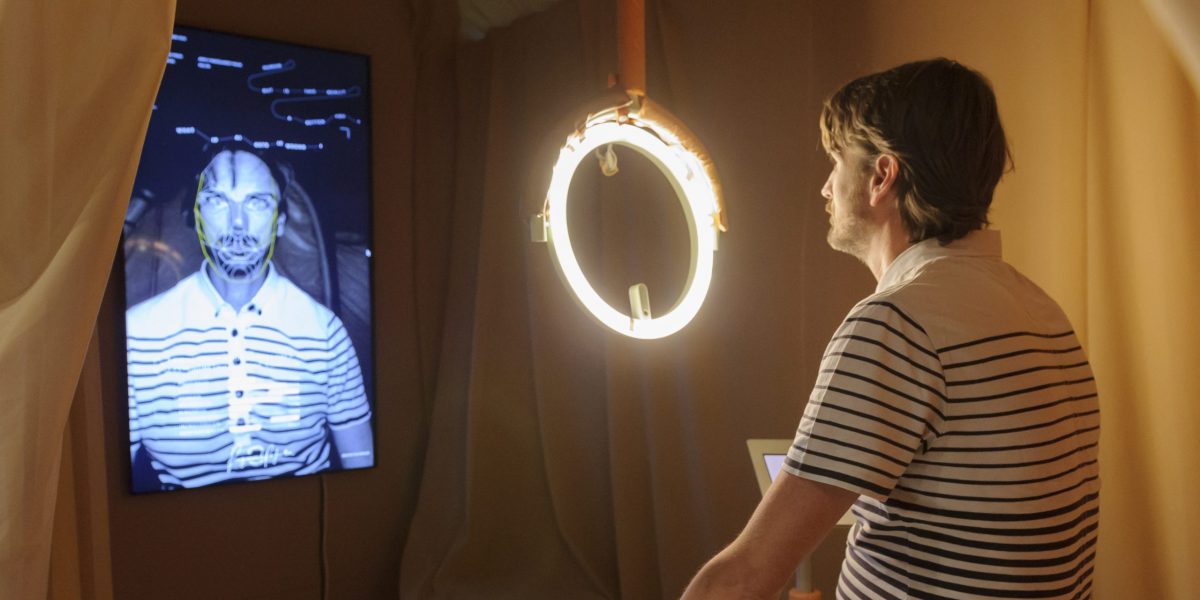 Biometric Mirror van Lucy McRae in Design Museum Den Bosch