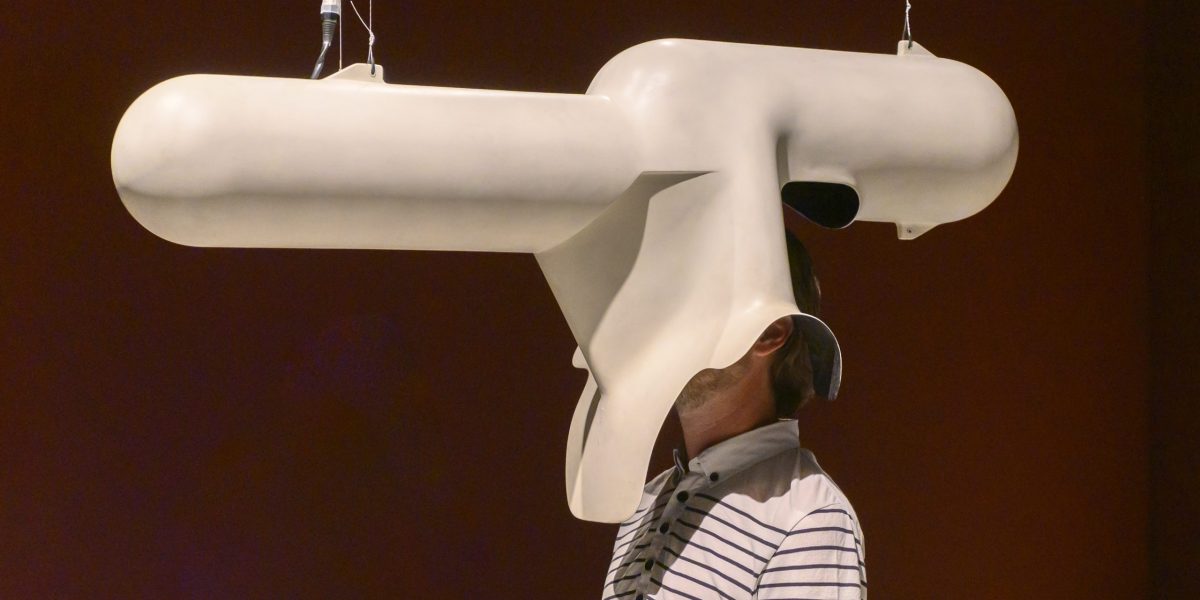 TV-helm van Walter Pichler in Design Museum Den Bosch in de tentoonstelling BodyDrift. Foto door Ben Nienhuis