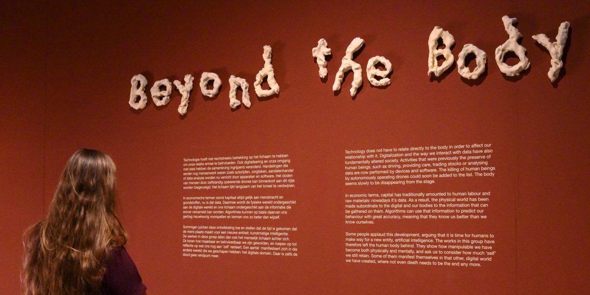 Beyond the Body in Design Museum Den Bosch. Letters door Bart Hess. Foto Ben Nienhuis