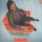 Kunstenaar Arnulf Rainer poseert in de Galaxy 1-stoel (ontwerp Walter Pichler), 1968. Archief Peter Noever, foto door Christian Krein.