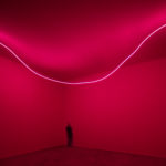 Lucio Fontana, ‘Ambiente spaziale con neon’, 1967/2017, installatie in de Pirelli HangarBicocca, Milan, 2017. Oorspronkelijk gerealiseerd voor Stedelijk Museum, Amsterdam, 1967. Foto Agostino Osio © Fondazione Lucio Fontana, Milano, SIAE/ PICTORIGHT 2021