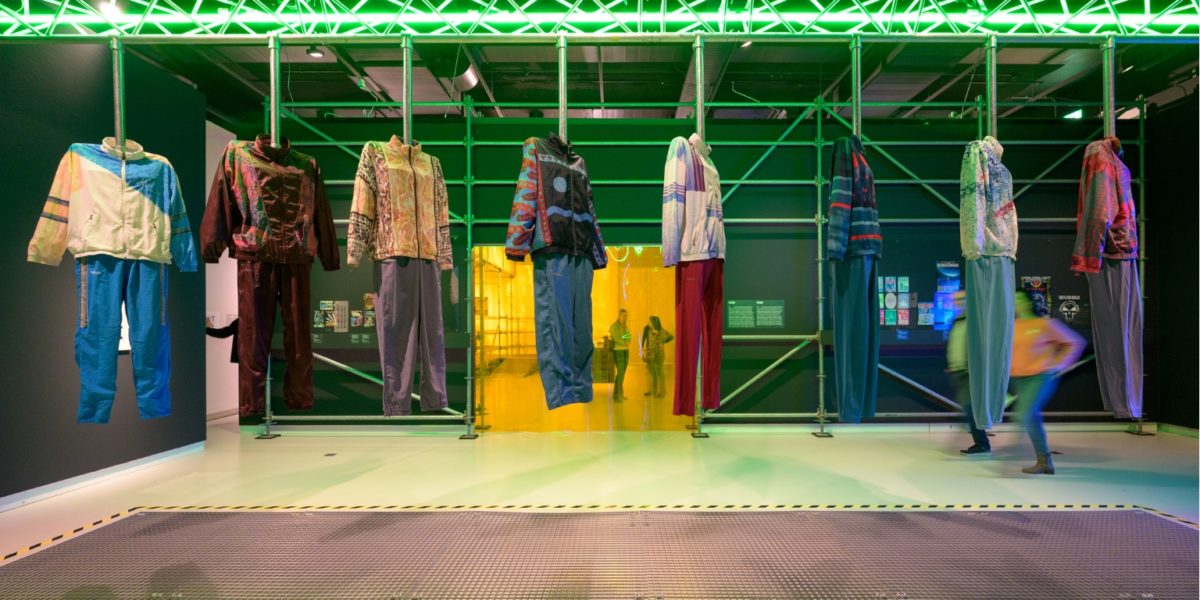 Een aantal aussies die hangen aan buizen die uit het plafond lijken te komen in een tentoonstelling.