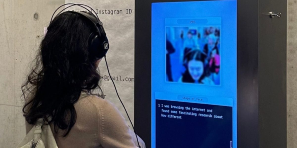 Vrouw kijkt naar Bee Machine