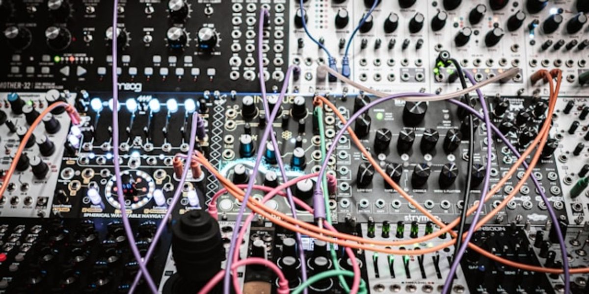 Talrijke elektronische instrumenten, synthesizers en draden.