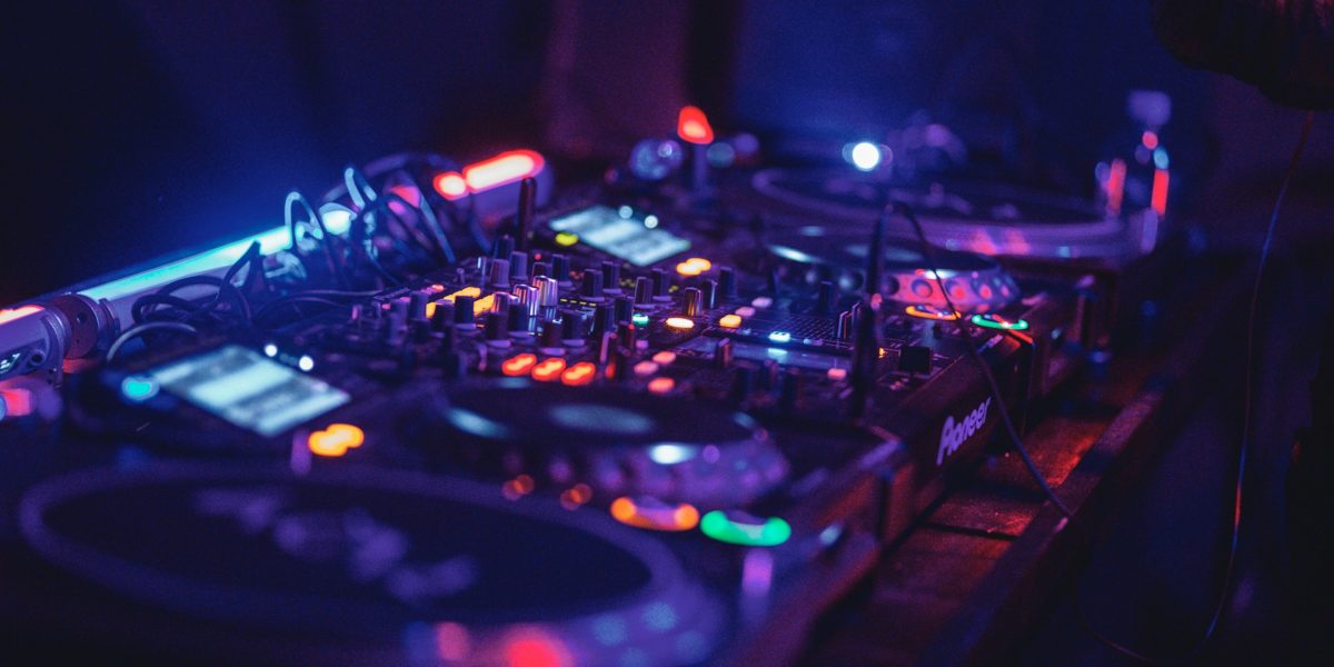 Foto van een professionele draaitafel.