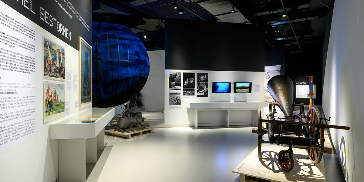 Een tentoonstellingszaal mer daarin een hagelkanon. Het kanon lijkt wat betreft onderstel op een traditioneel kanon, maar het kanon zelf heeft een trechtervorm.