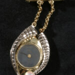 ‘Pendant Watch’, Meret Oppenheim, ontwerp 1945, uitvoering 1985. Foto Dirk Masbaum Collectie Design Museum Den Bosch.