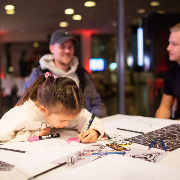 Kind zit te tekenen aan tafel.