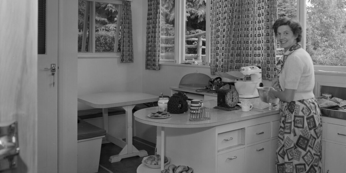 Historische foto van een vrouw in de keuken.