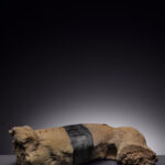 Antoni Tàpies, Cama (Leg), 1983. Fotografie Erik & Petra Hesmerg, collectie DMDB