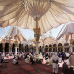 Uitvouwbare parasols voor het binnenplein van Al-Masjid al Nabawi in Medina, ontworpen in 1992 door Dr Mahmoud Bodo Rasch. Foto SL Rasch GmbH (1)