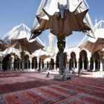 Uitvouwbare parasols voor het binnenplein van Al-Masjid al Nabawi in Medina, ontworpen in 1992 door Dr Mahmoud Bodo Rasch. Foto SL Rasch GmbH (4)