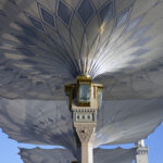 Uitvouwbare parasols voor het buitenplein van Al-Masjid al Nabawi (de Moskee van de Profeet) in Medina, ontworpen in 2011 door Dr Mahmoud Bodo Rasch. Foto SL Rasch (11)